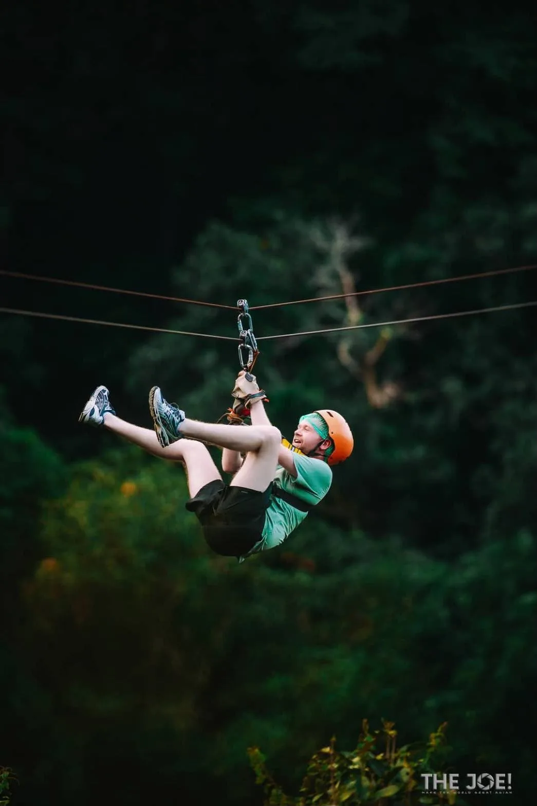 Tyrolienne Koh Samui participant au-dessus de la jungle